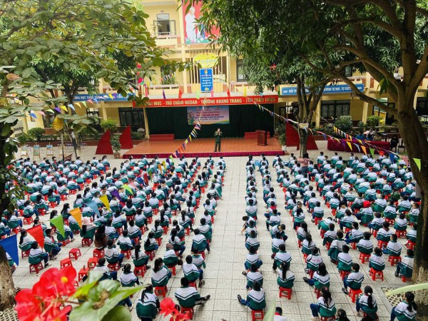 Hoạt đông ngoại khoá với chủ đề: "Uống nước nhớ nguồn" nhân dịp kỷ niệm 80 năm thành lập Quân đội Nhân dân Việt Nam