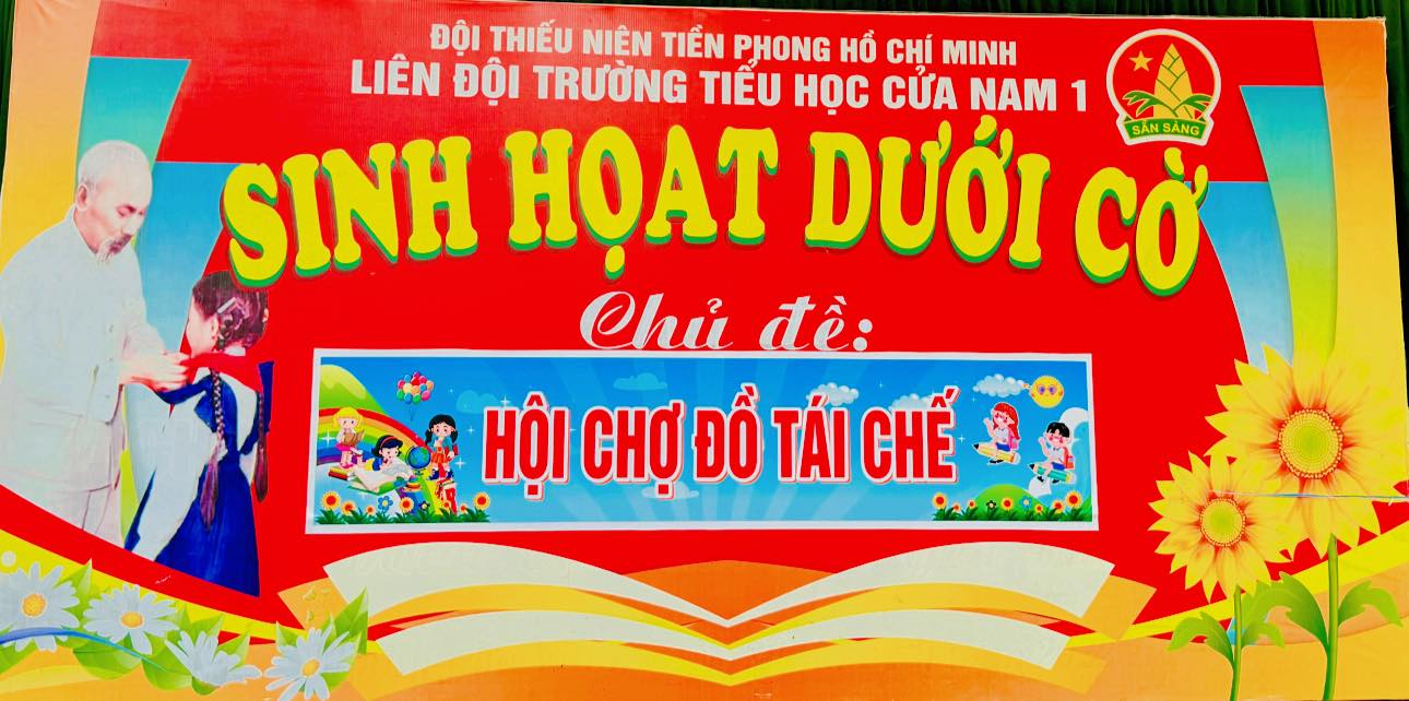 Hoạt động trải nghiệm Sinh hoạt dưới cờ với chủ đề "Hội chợ đồ tái chế"